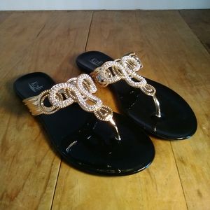🍀🌸 Black Gold Thong Orion Sandals 9